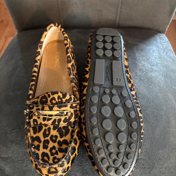 NWOT Vionic Leopard Print Calf Hair Loafers Size 7 M - Picture 7 of 7